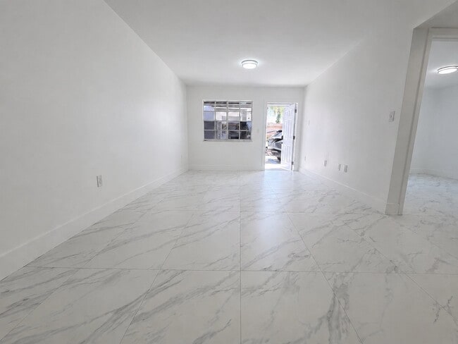 Building Photo - 1270 W 42nd St
