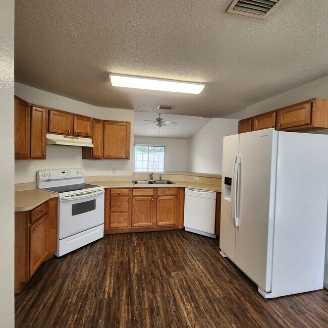 Building Photo - Holiday Special $500 Off Rent