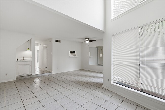 Building Photo - 11217 Briar Forest Dr