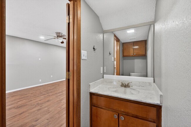 Building Photo - 305 Cambridge Dr
