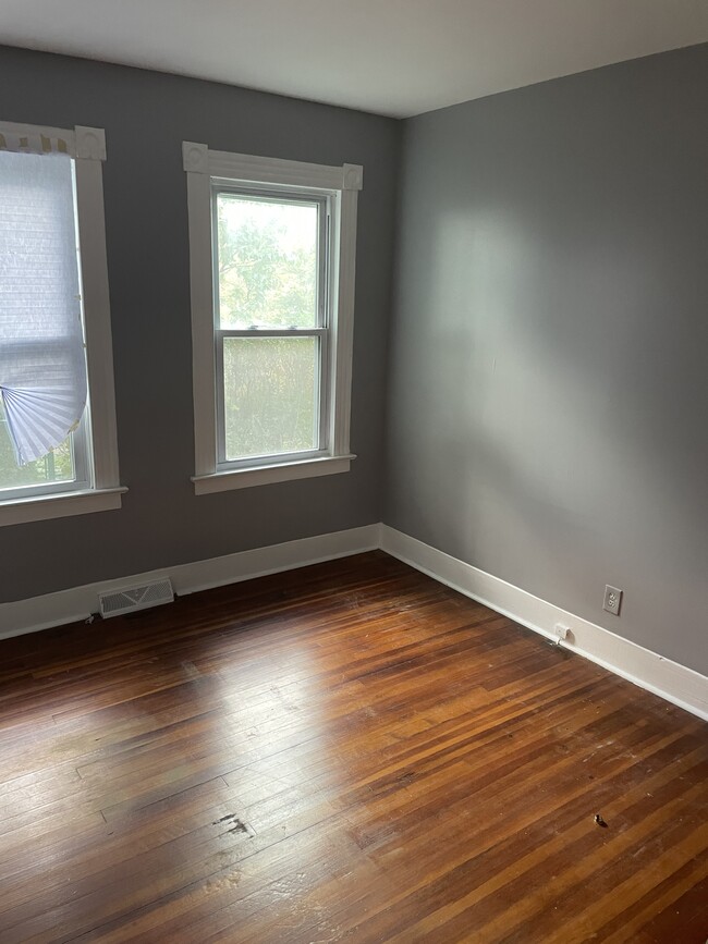 Bedroom 1 - 16 Summit St