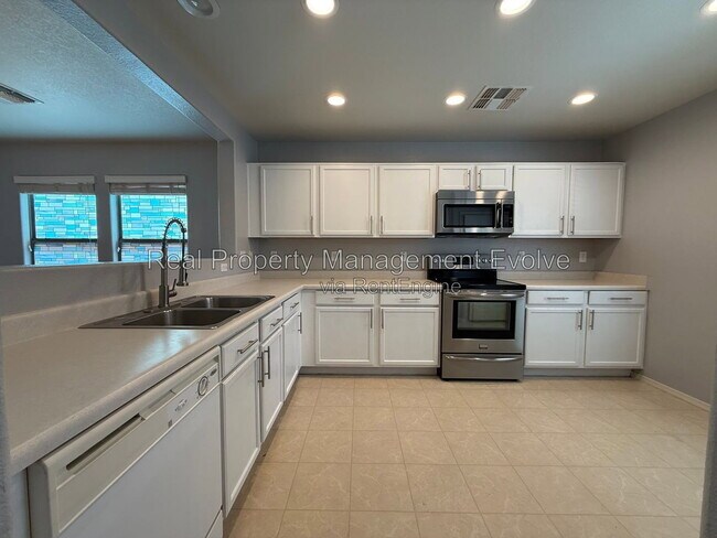 Building Photo - 21122 E Stonecrest Dr