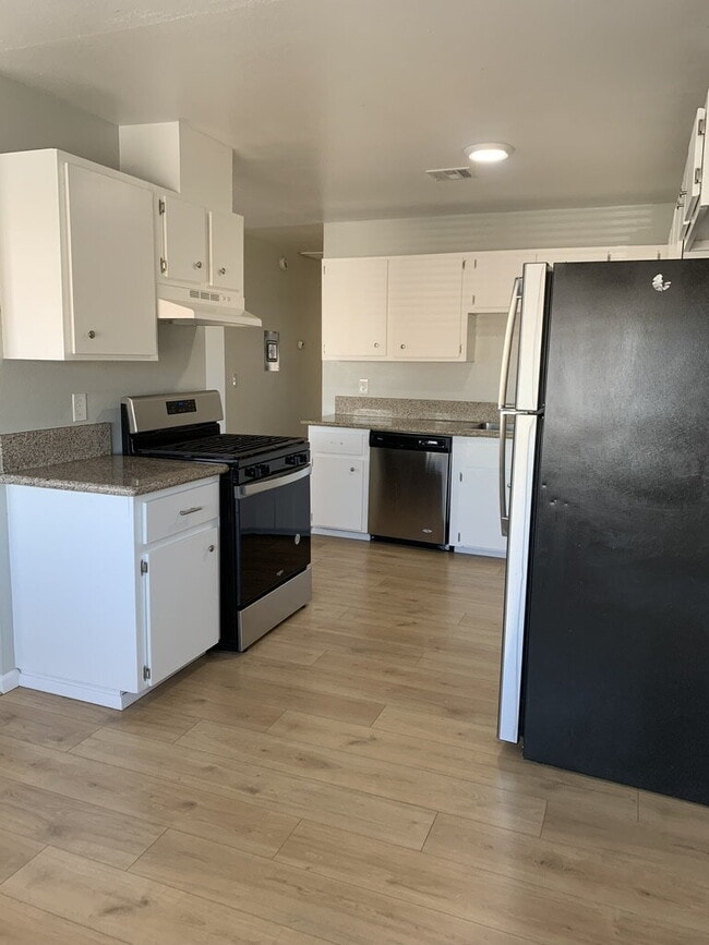 Foto del edificio - Updated Unit with Vinyl Floors & Stainless...