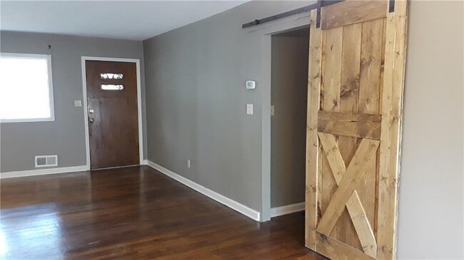 Building Photo - 1914 Shalimar Dr NE