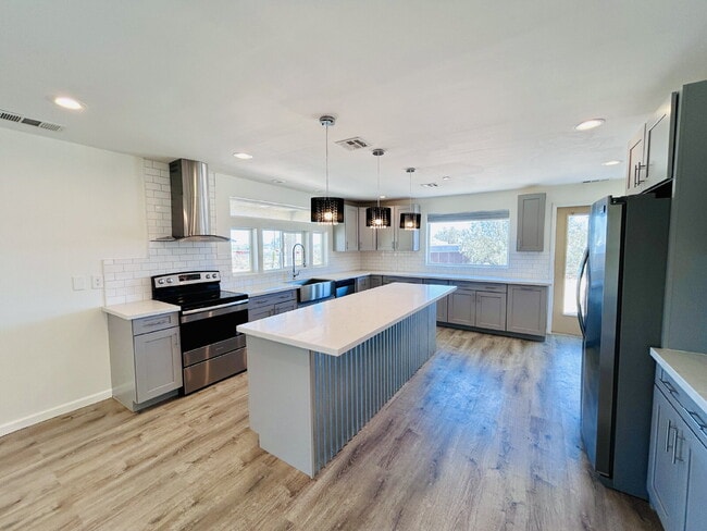 Building Photo - Gorgeous 3 bd, 2.5 ba on 1 acre