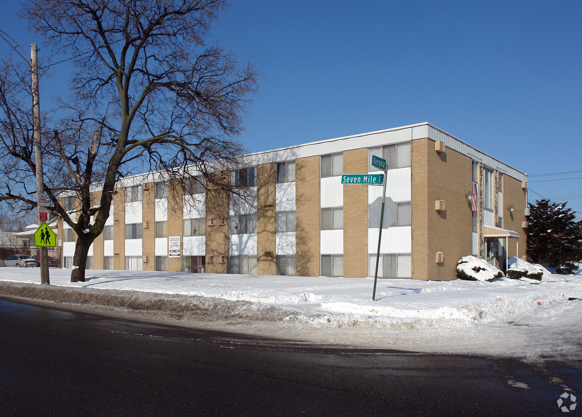 Primary Photo - Carriage House Apartments