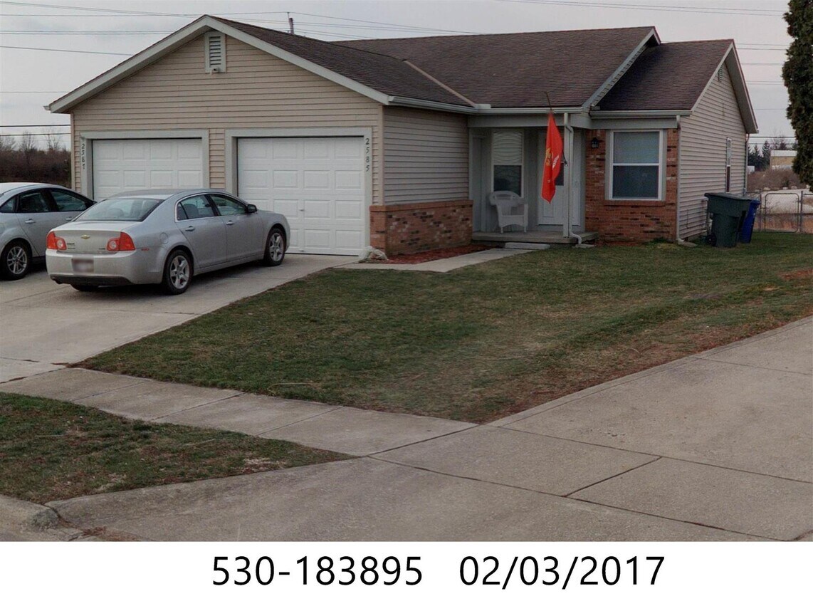 Building Photo - 2585-2587 Four Seasons Dr