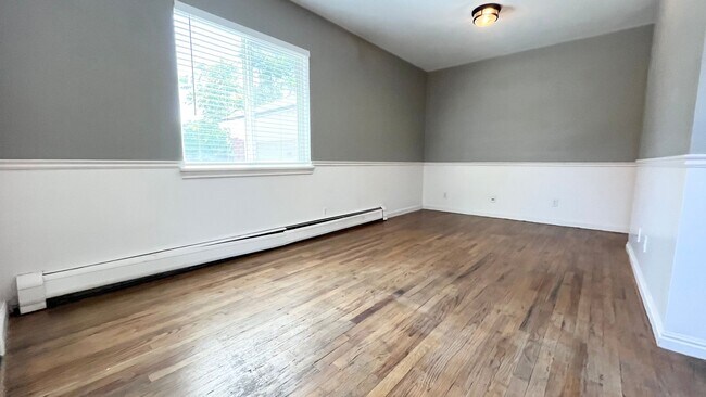 Foto del edificio - 4 bedroom/2 bathroom Home in SLC