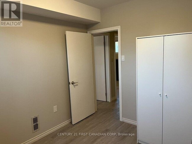 Building Photo - 711 Algoma Ave