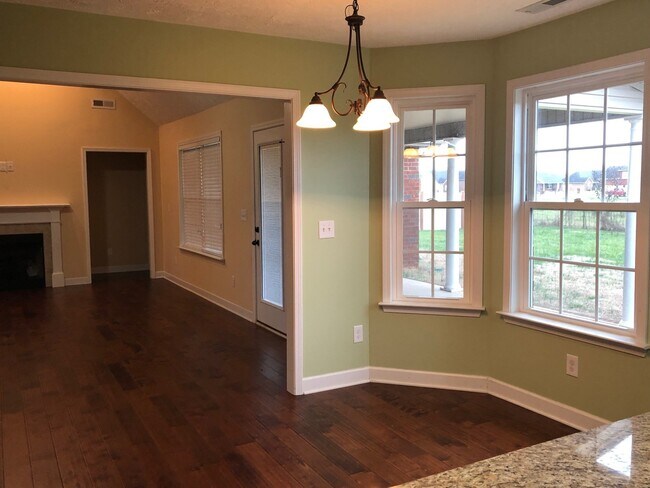 Building Photo - Awesome! 3 bedroom 2 Bath with Bonus