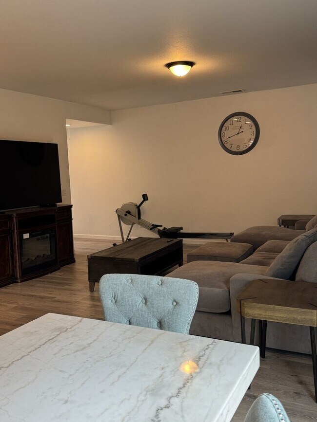 Foto del edificio - Partially FURNISHED Home is Carson City!