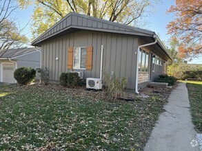 Building Photo - 1503 W 22nd Terrace