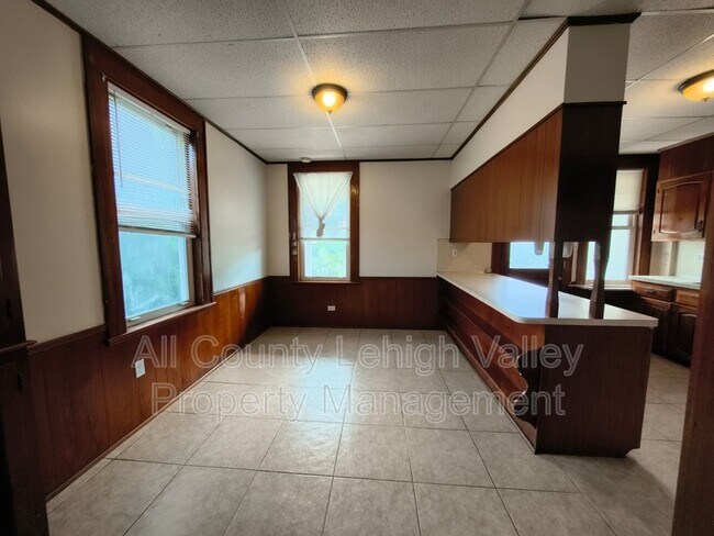 Building Photo - 634 Seitz St