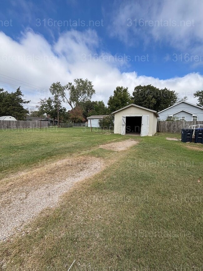 Building Photo - 405 Hillcrest St