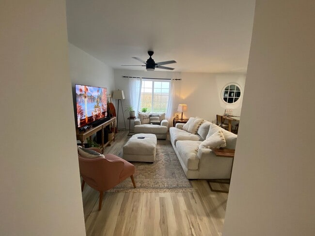 Building Photo - Beautiful 3 bed 2.5 bath Townhome