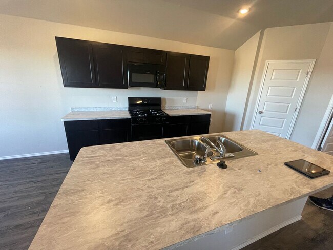 Foto del edificio - Brand New 4 Bedroom 2 Bathroom in Shawnee ...