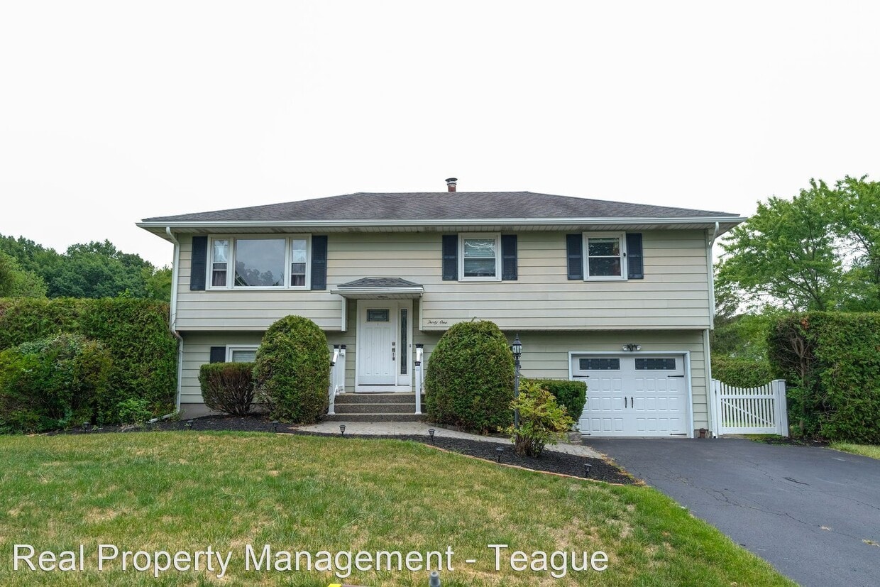 4 br, 1.5 bath House 31 DanDel Drive House Rental in Latham, NY