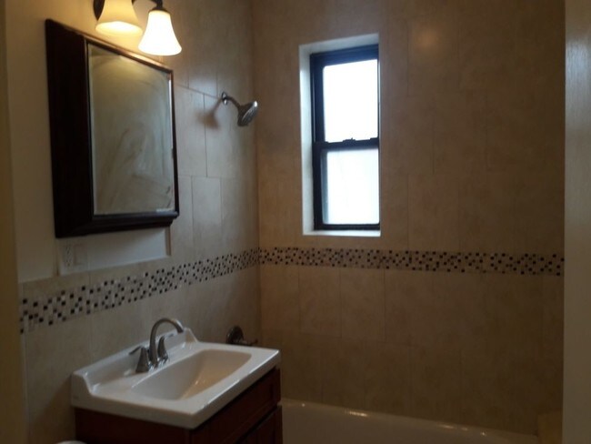 Building Photo - 825 Troy Ave