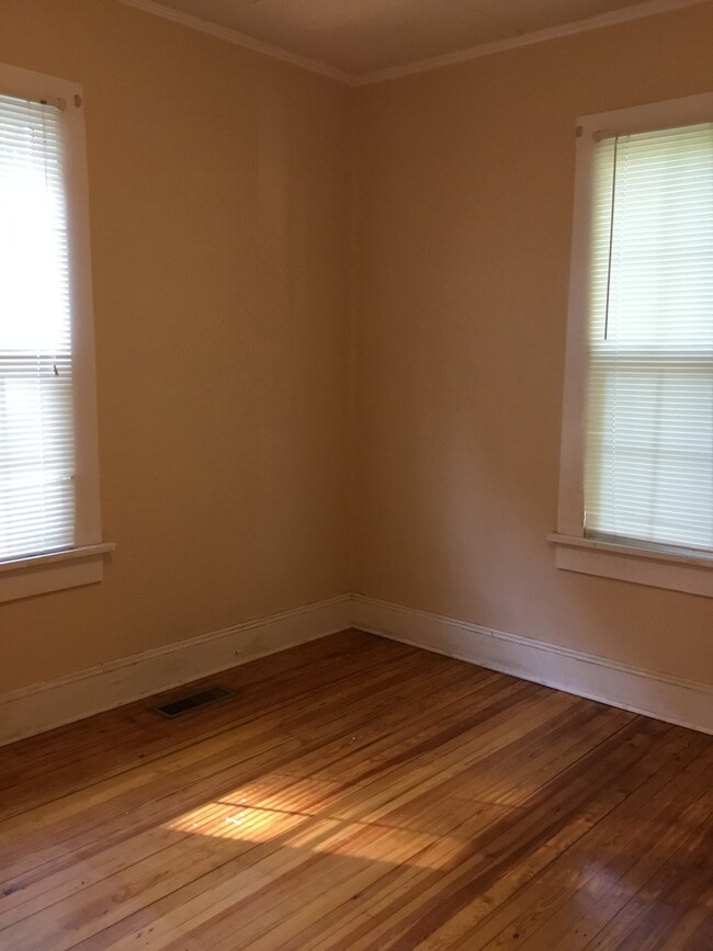 Building Photo - Quaint 2 Bedroom 1 Bath Close Proximity to...