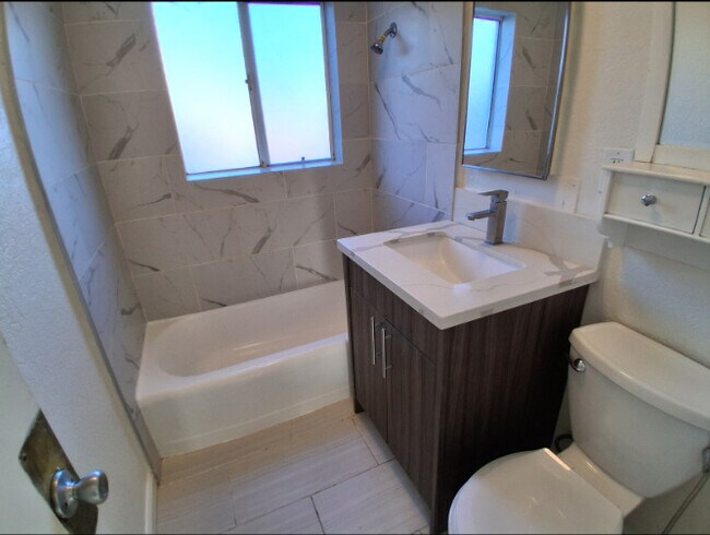 Baño de la unidad 6 - 6565 Segovia Rd
