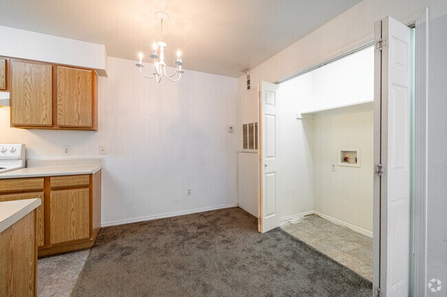 2 habitaciones, 2 baños - 904 pies cuadrados - Comedor y lavandería - Timber Ridge Apartments