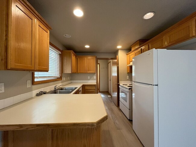 Building Photo - Spacious 4-Bedroom Home with Fireplace & C...