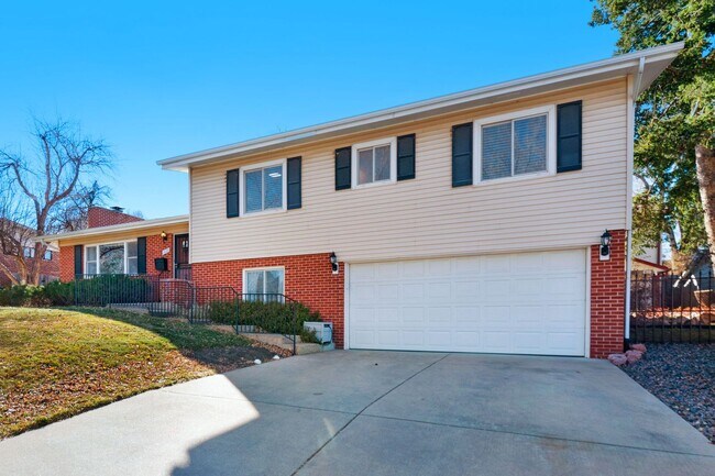 Building Photo - Beautiful 3bdrm 2 car garage Trilevel clos...