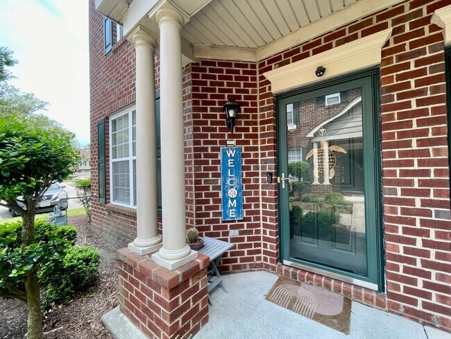 Building Photo - Beautifully Updated Townhome with Dual Primary Suites & Flex Space