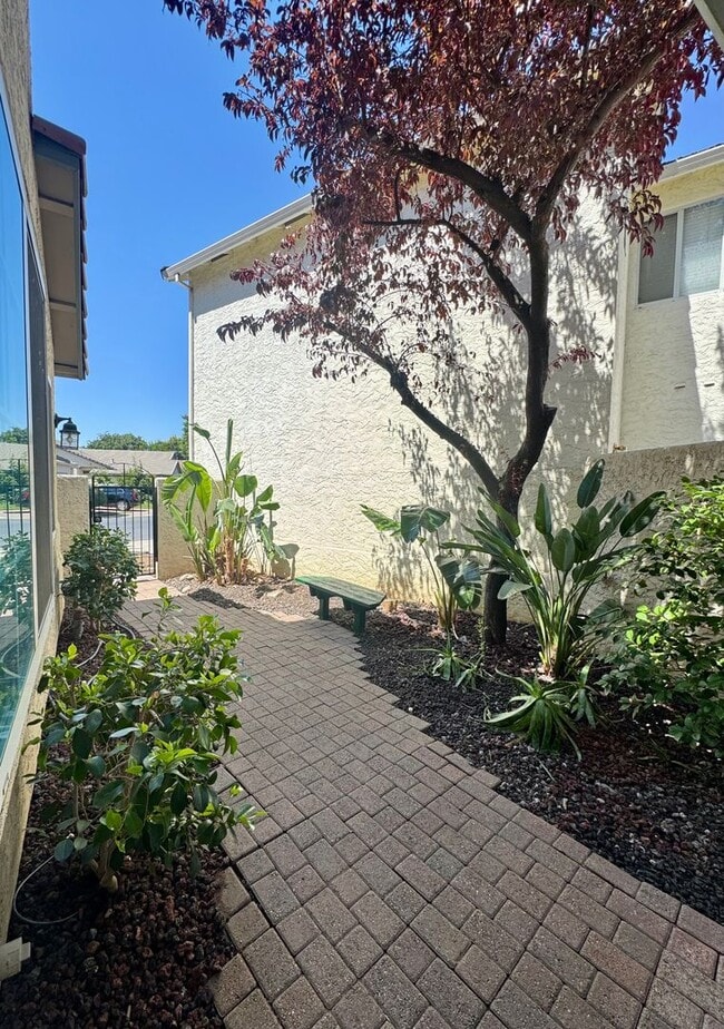 Foto del edificio - Spacious 2 Bed, 2.5 Bath Home with Loft, Vaulted Ceilings & Private Yard