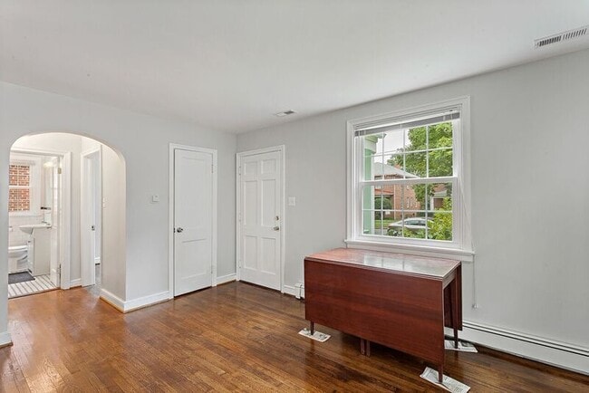 Building Photo - DARLING 2 BEDROOM COTTAGE IN WESTOVER HILL...