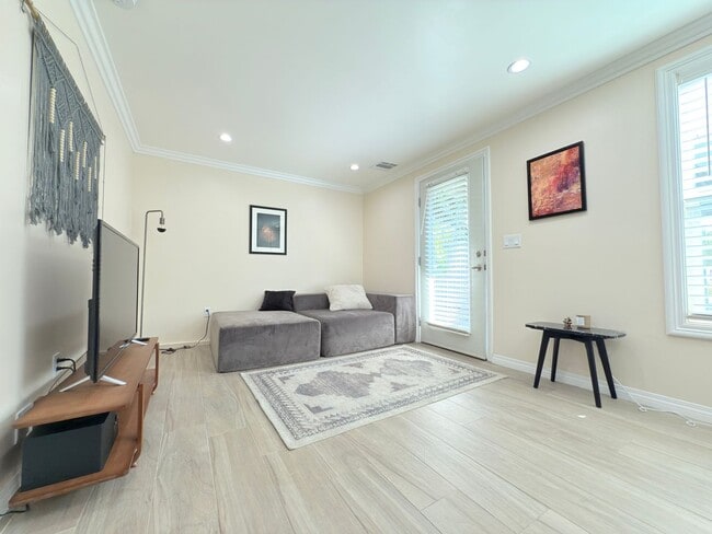 Building Photo - Wonderful 1 Bed + 1 Bath ADU