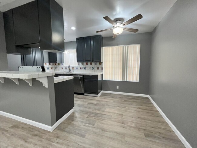 Foto del edificio - LARGE 2 BEDROOM 1 BATH UPSTAIRS UNIT WITH ...