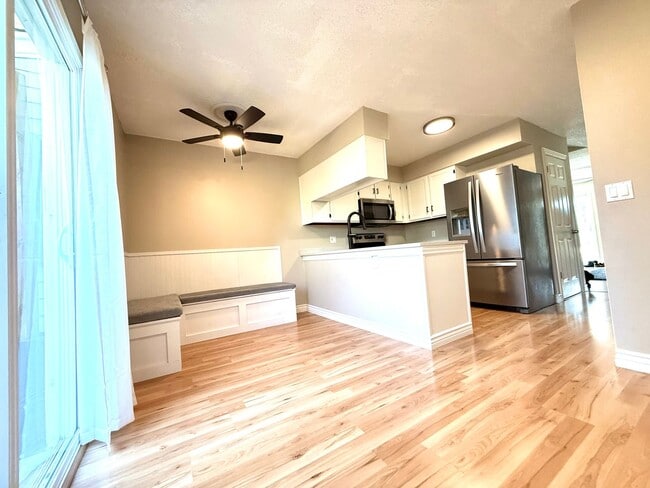 Building Photo - Updated 2 bed/2.5 bath townhome in Bear Creek