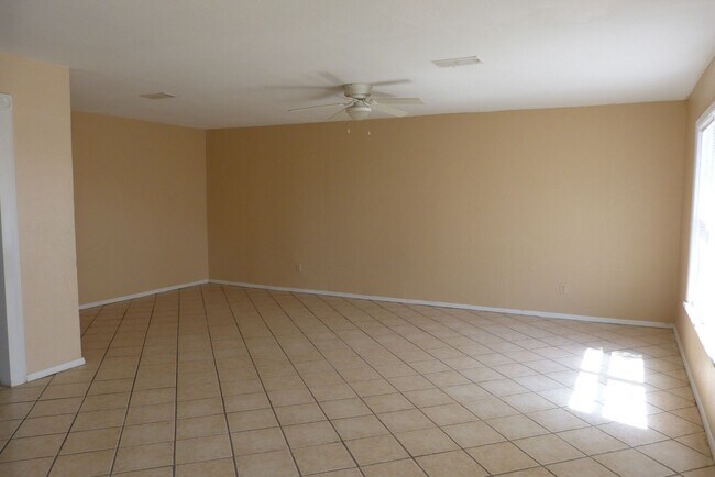 Foto del edificio - 3 bedroom 1 bath home.