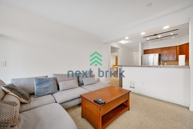 Foto del edificio - Beautiful 2BR + Den Condo with Garage Parking in Vibrant Downtown Kirkland