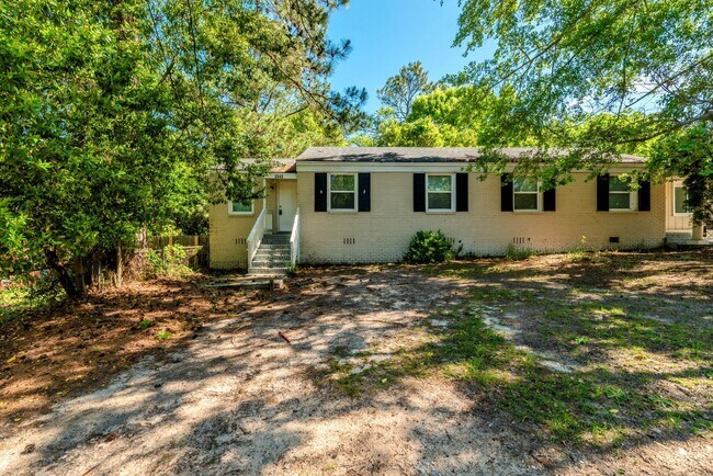 Building Photo - Updated 3 bed/1 bath duplex in South Augus...