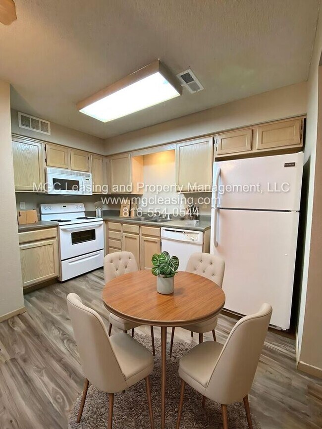 Building Photo - Spacious Townhome in Cambridge Meadows – F...