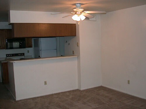 Foto del edificio - Spacious 2 bedroom 2 bath Townhouse near B...