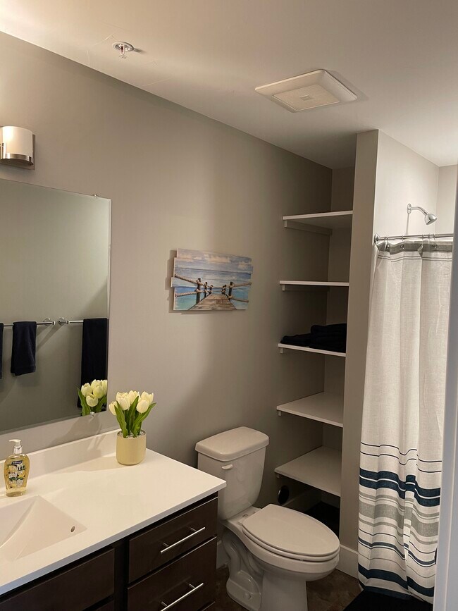 Main bath - 525 S Garfield Ave