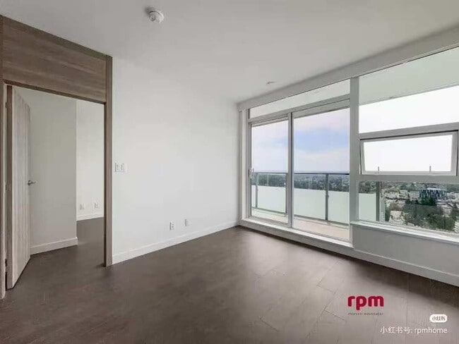 Photo du bâtiment - 13768-100 100 Ave