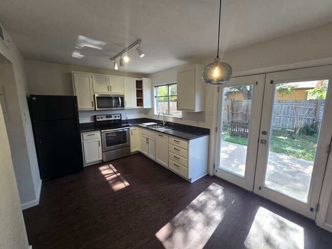 Building Photo - 202 Bexar Dr