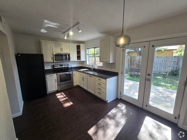 Building Photo - 202 Bexar Dr