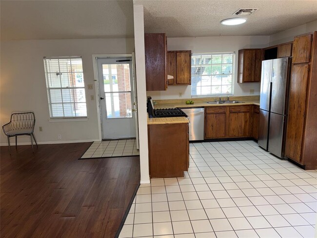Foto del edificio - 7708 Brodie Ln