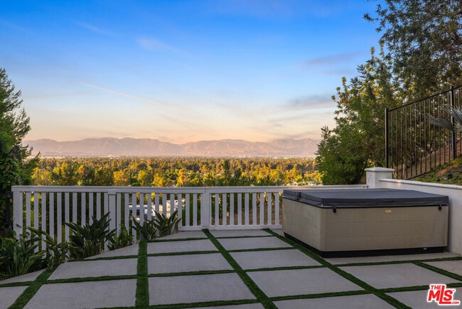 Building Photo - 16725 Oak View Dr