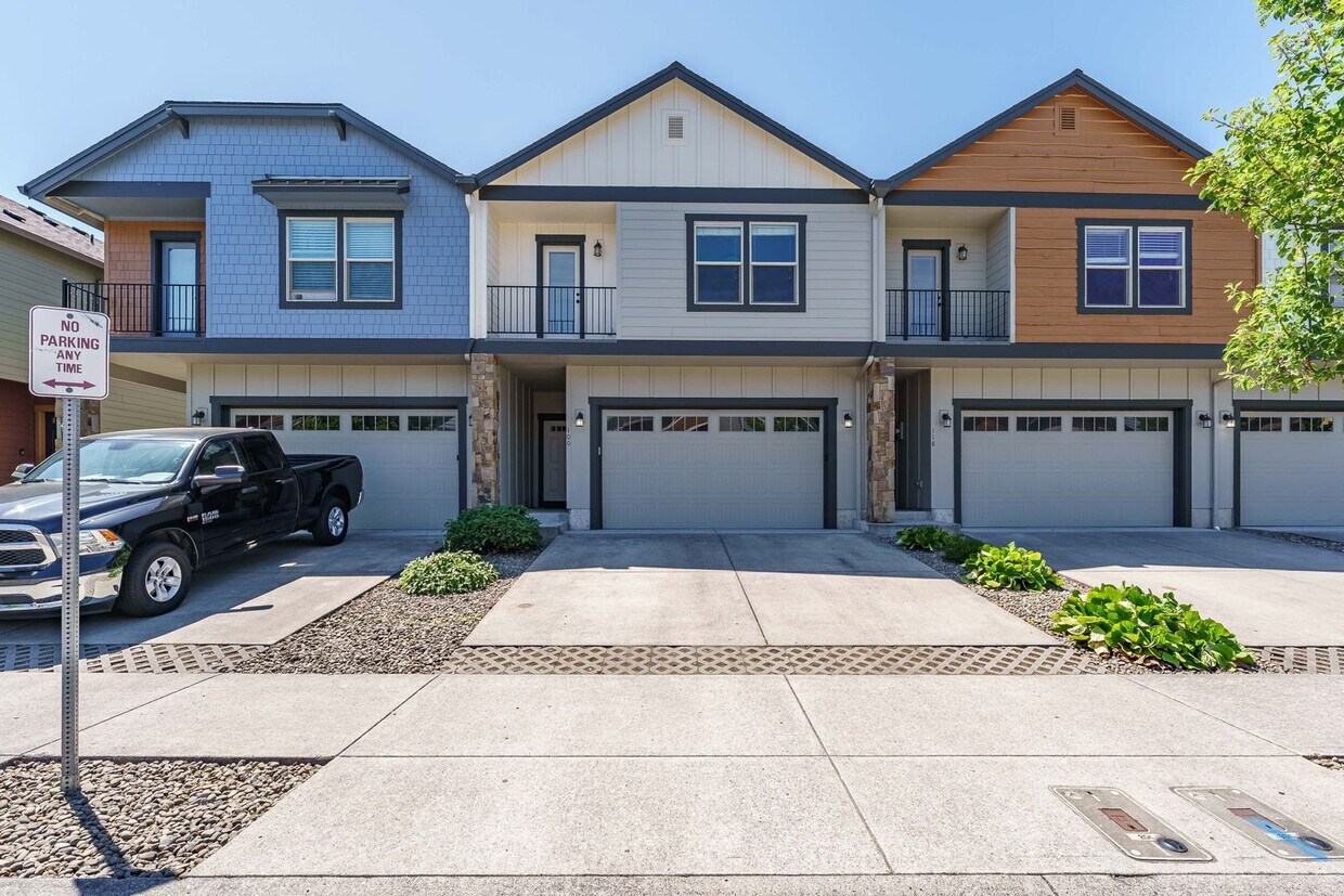 Foto principal - ASK ABOUT OUR AUGUST MOVE IN SPECIAL: Spac...