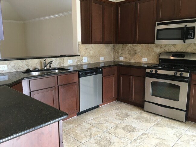 Building Photo - Great Open Floor Plan in Buda