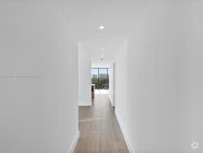 Building Photo - 9901 W Bay Harbor Dr