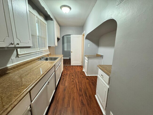 Building Photo - 9131 Manor