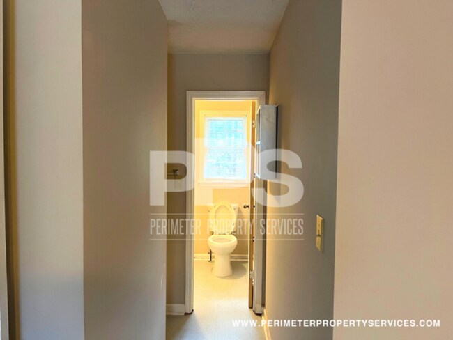 Building Photo - New Year's Move-in Special! $150 OFF your ...