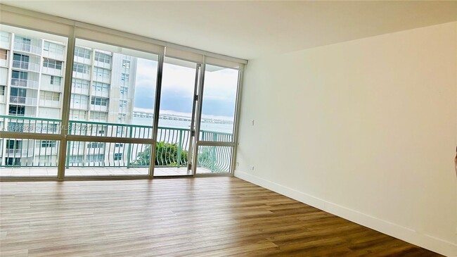 Building Photo - 1408 Brickell Bay Dr